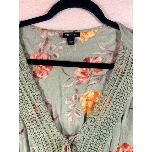 TORRID 1 Floral Print  V Neck Babydoll Gauze Crochet Trim Lace-Up Top 1x 14 16 - Picture 4 of 8